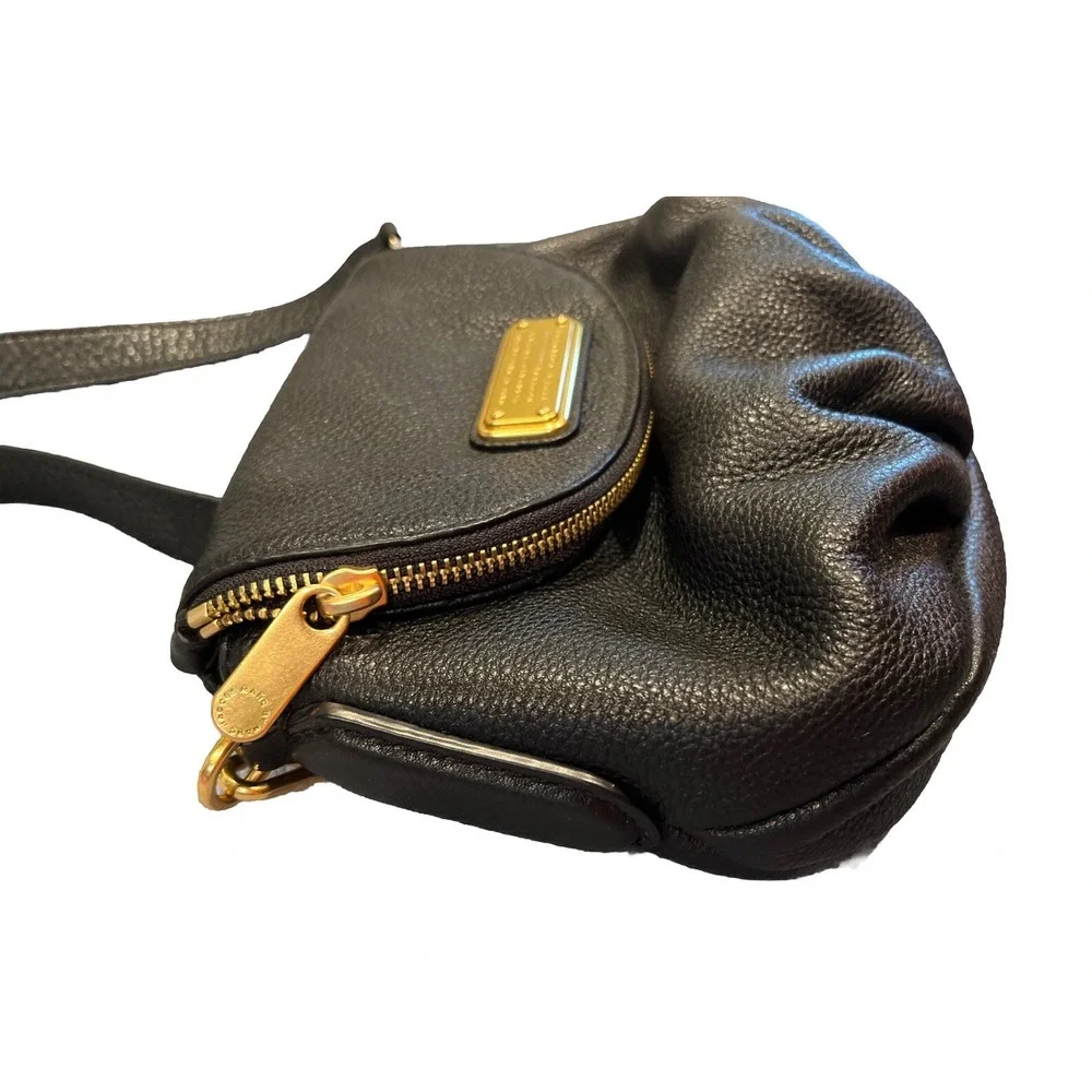 EUC MARC BY MARC JACOBS flap crossbody bag black Pebbled Leather Gold Features